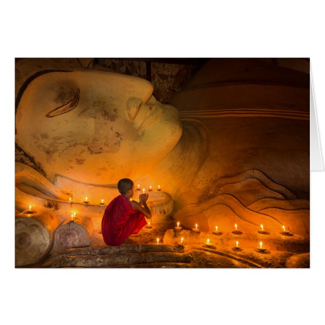 仏陀のそばで祈る僧侶 (正面横)