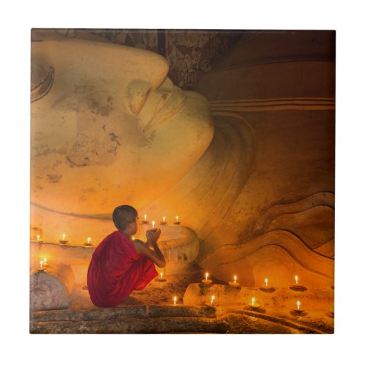 仏陀のそばで祈る僧侶 タイル (正面)