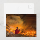 仏陀のそばで祈る僧侶 ポストカード (正面/裏面)