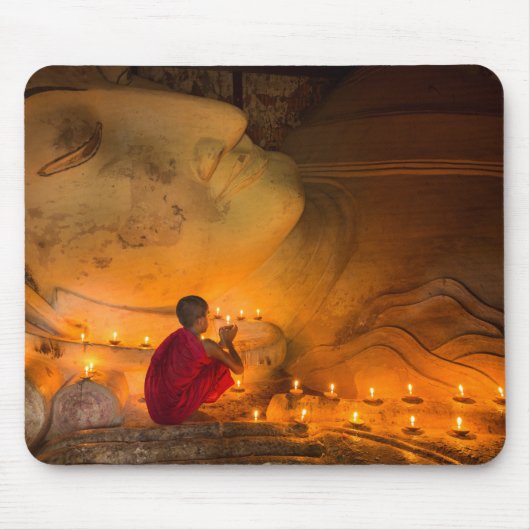 仏陀のそばで祈る僧侶 マウスパッド (正面)