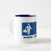 仕事が重要、ゴルフが重要 ツートーンマグカップ (正面左)