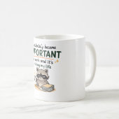 仕事でつい重要人物になってしまった面白グッズ コーヒーマグカップ (正面右)