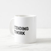 仕事のふりをする – 風刺的なオフィスマグ コーヒーマグカップ (正面左)