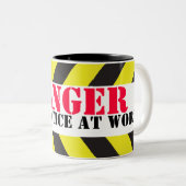 仕事のシェブロンの労働者のマグの危険の徒弟 ツートーンマグカップ (正面右)