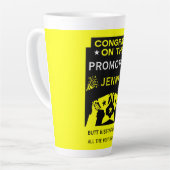 仕事のプロモーションを黄色く祝う カフェラテマグ (左アングル)