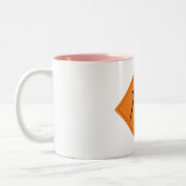 仕事の印のピンクのマグの土地の検査官 ツートーンマグカップ (左)