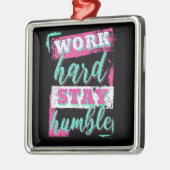仕事の懸命を謙虚に保つ メタルオーナメント (左)
