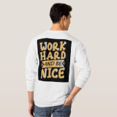 仕事の懸命、謙虚さを保つ» Tシャツ (裏面フル)