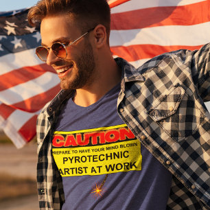 仕事の注意のPYROTECHNIC芸術家 Tシャツ