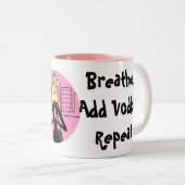 仕事の禅: 呼吸して下さい、ウォッカを加えて下さい、繰り返して下さい ツートーンマグカップ (正面右)