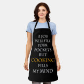 仕事はポケットに入るが料理 エプロン (着用した状態)
