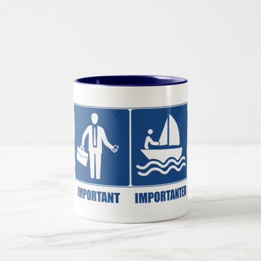 仕事は大事、帆走は重要 ツートーンマグカップ (中央)