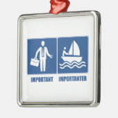 仕事は大事、帆走は重要 メタルオーナメント (左)