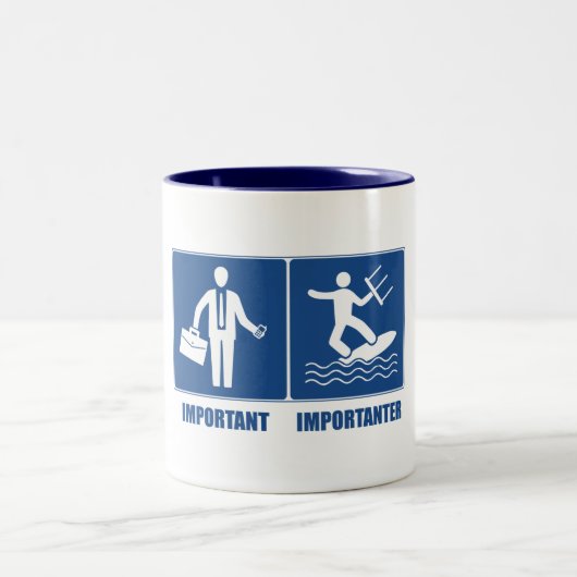 仕事は大切、キテサーフィンは重要 ツートーンマグカップ (中央)