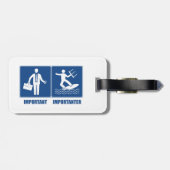 仕事は大切、キテサーフィンは重要 ラゲッジタグ (裏面横)