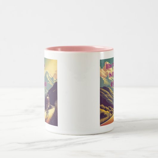 仕事は女性のサイクリストの山々に報いる ツートーンマグカップ (中央)