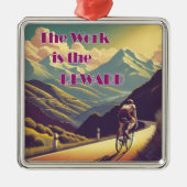 仕事は女性のサイクリストの山々に報いる メタルオーナメント (正面)