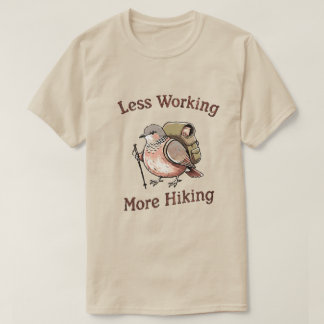 「仕事は少なく、ハイキングを多く」面白いハイキングの鳥 Tシャツ