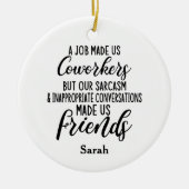 仕事は私たち同僚、同僚の友情を作った セラミックオーナメント (正面)