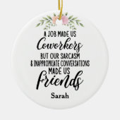 仕事は私たち同僚、同僚の友情を作った セラミックオーナメント (正面)