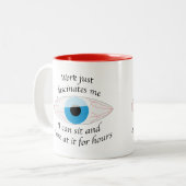 仕事は私を魅了し、私はそれを何時間も見ることができる ツートーンマグカップ (正面左)