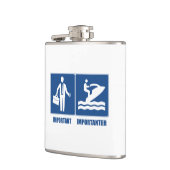 仕事は重要で、ジェットスキーは重要だ フラスク (左)