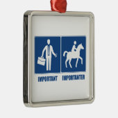 仕事は重要で、乗馬は重要である メタルオーナメント (右)