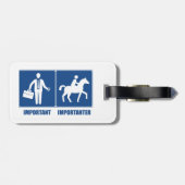 仕事は重要で、乗馬は重要である ラゲッジタグ (裏面横)