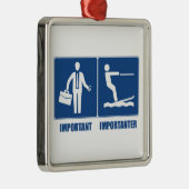 仕事は重要で、水上スキーは重要 メタルオーナメント (右)