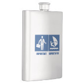 仕事は重要、ウィンドサーフィンは重要 フラスク (右)