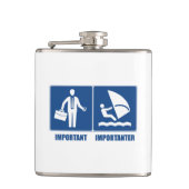 仕事は重要、ウィンドサーフィンは重要 フラスク (正面)