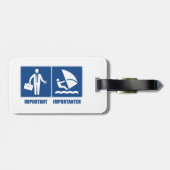 仕事は重要、ウィンドサーフィンは重要 ラゲッジタグ (裏面横)