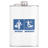 仕事は重要、カイトサーフィンは重要 フラスク (正面)