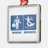 仕事は重要、カイトサーフィンは重要 メタルオーナメント (左)