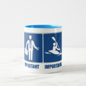 仕事は重要、カヤックは重要 ツートーンマグカップ (中央)