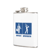 仕事は重要、ゴルフは重要 フラスク (左)