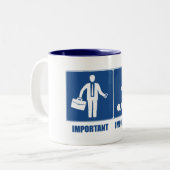 仕事は重要、サッカーは重要 ツートーンマグカップ (正面左)