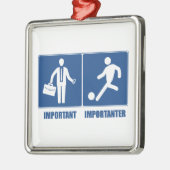 仕事は重要、サッカーは重要 メタルオーナメント (左)