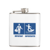 仕事は重要、サーフィンは重要 フラスク (正面)