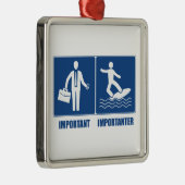 仕事は重要、サーフィンは重要 メタルオーナメント (右)