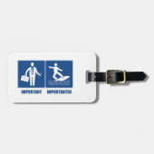 仕事は重要、サーフィンは重要 ラゲッジタグ (正面横)