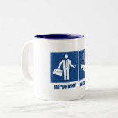 仕事は重要、スカイダイビングは重要 ツートーンマグカップ (正面左)