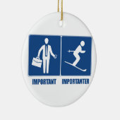 仕事は重要、スキーは重要 セラミックオーナメント (右)
