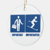 仕事は重要、スキーは重要 セラミックオーナメント (左)