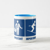 仕事は重要、スキーは重要 ツートーンマグカップ (中央)