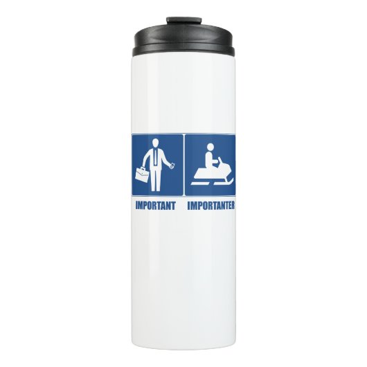 仕事は重要、スノーモービルは重要 タンブラー (正面)