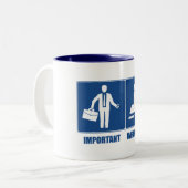 仕事は重要、スノーモービルは重要 ツートーンマグカップ (正面左)