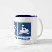 仕事は重要、スノーモービルは重要 ツートーンマグカップ (正面右)