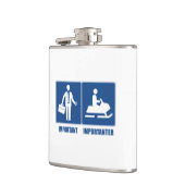 仕事は重要、スノーモービルは重要 フラスク (左)