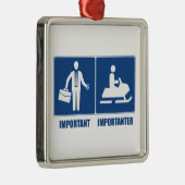 仕事は重要、スノーモービルは重要 メタルオーナメント (右)